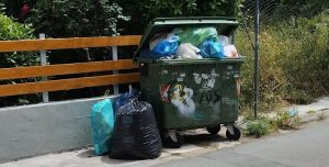 Πεντέλη : Γέμισε η πόλη σκουπίδια λόγω απεργίας στην καθαριότητα – Ξεχειλισμένοι κάδοι, αφόρητη μυρωδιά