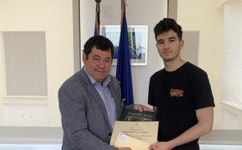 Λυκόβρυση Πεύκη:  Άλλον έναν από τους επιτυχόντες σε Ιδρύματα Τριτοβάθμιας Εκπαίδευσης βράβευσε ο Δήμαρχος