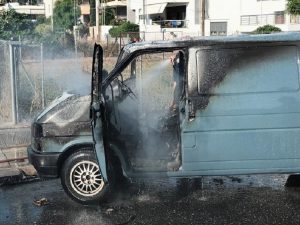 Βριλήσσια: Φωτιά σε επαγγελματικό μικρό φορτηγάκι στην συμβολή της Σαλαμινος και Αττικής
