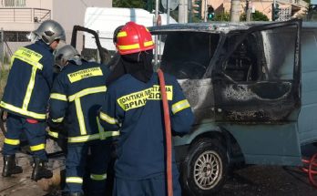 Βριλήσσια: Φωτιά σε επαγγελματικό μικρό φορτηγάκι στην συμβολή της Σαλαμινος και Αττικής