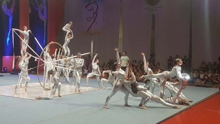 Και το κάνει δυναμικά, καθώς σε αυτές τις δύο ημέρες, ξεκινώντας από τις 10.00 το πρωί έως το βράδυ, από το ταπί του Κλειστού θα περάσουν πάνω από 2000 αθλητές και αθλήτριες όλων των ηλικιών, εκπροσωπώντας περί τους 45 αθλητικούς συλλόγους και ομάδες σε ένα μοναδικό θέαμα αποτελούμενο από 80 προγράμματα γυμναστικών επιδείξεων που έχει οργανώσει το Τμήμα Αθλητισμού του Δήμου.