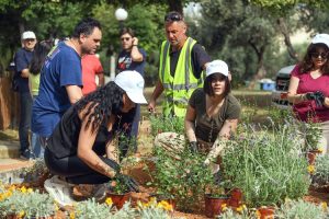 Μαρούσι:  Με τη συμμετοχή του Δημάρχου κατοίκων και νέων από το πρόγραμμα Erasmus φύτεψαν πάρκα στο Νέο Μαρούσι