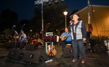Μαρούσι : Με λαϊκές μουσικές επιτυχίες από τη Χριστίνα Γαλιάτσου και το Χάρη Μακρή διασκέδασαν οι Μαρουσιώτες στην πλατεία Ηρώων