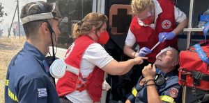 Ο Ελληνικός Ερυθρός Σταυρός όλη την νύχτα στο πλευρό πυροσβεστών και πολιτών στις πυρόπληκτες περιοχές της Δυτικής Αττικής