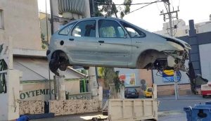 Ηράκλειο Αττικής: Ο Δήμος συνεχίζει να απομακρύνει από τους δρόμους εγκαταλειμμένα τα οχήματα