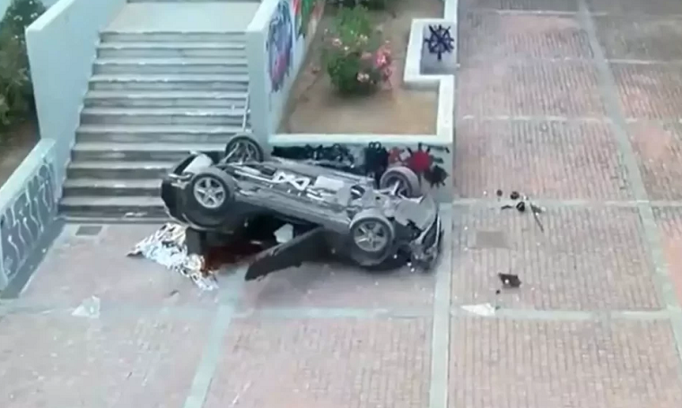 Ηρακλείου Αττικής: Αυτοκίνητο προσγειώθηκε από την Μ. Μερκούρη στην υπόγεια διάβαση στο σταθμό – Oοδηγός είναι νεκρός