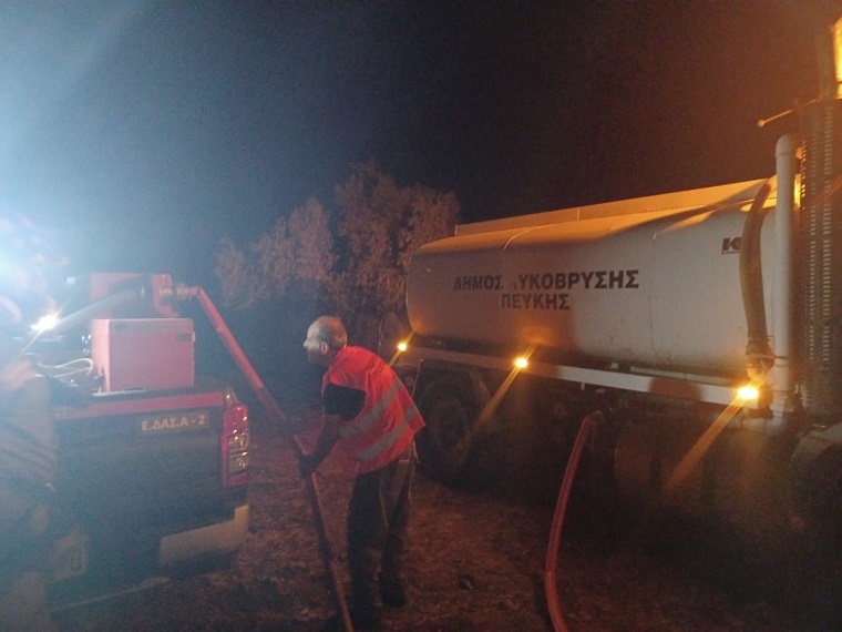 Λυκόβρυση Πεύκη: Με ένα υδροφόρο όχημα συμμετείχε στην κατάσβεση της πυρκαγιάς της Μάνδρας ο Δήμος