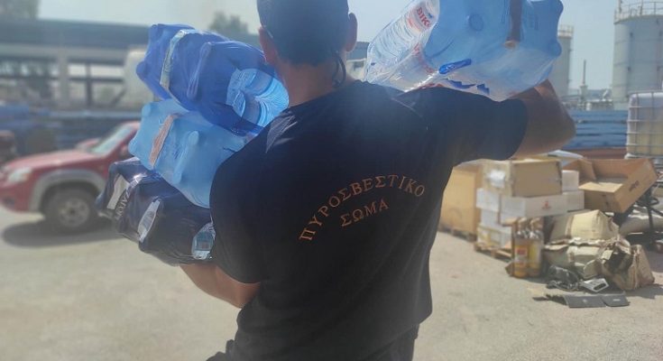 ΣΠΑΥ : Αποστολή νερών για τους πυροσβέστες στα πύρινα μέτωπα της Δυτικής Αττικής