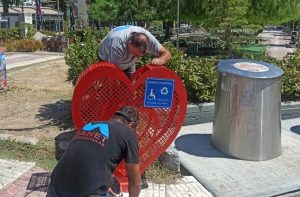 Παλλήνη : 22 κάδοι σε σχήμα καρδιάς για την συλλογή πλαστικών καπακιών που προσφέρουν βοήθεια σε ΑΜΕΑ τοποθετήθηκαν στον Δήμο