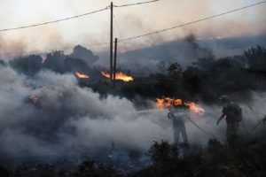 Η φωτιά μπήκε στον Εθνικό Δρυμό της Πάρνηθας