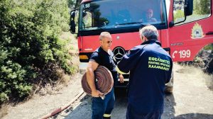 Χαλάνδρι: Στο πλευρό των πυροσβεστών οι εθελοντές Πολιτικής Προστασίας του Δήμου