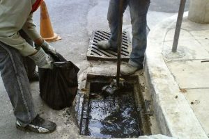 Ν. Ιωνία: Ο Δήμος εφαρμόζει τις διατάξεις της Πολιτικής Προστασίας με καθαρισμό των φρεατίων