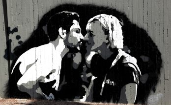Χαλάνδρι: Ο Μίλτος Τεντόγλου ασπάζεται τη Χάικε Ντρέξλερ - Τοιχογραφία του αθλητικού κέντρου «Ν. Πέρκιζας»