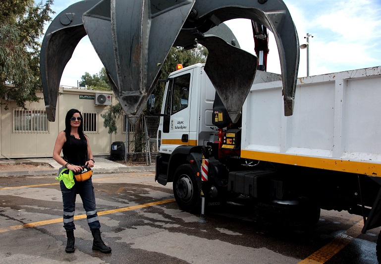 Χαλάνδρι:  Η πρώτη γυναίκα χειρίστρια ανυψωτικών μηχανημάτων στη διαχείριση απορριμμάτων του Δήμου