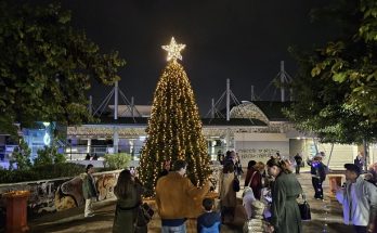 Ηράκλειο Αττικής: Άναψε το μεγάλο χριστουγεννιάτικο δέντρο του Δήμου