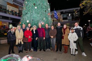 Κηφισιά: Φωταγωγήθηκε το Χριστουγεννιάτικο δέντρο της πόλης
