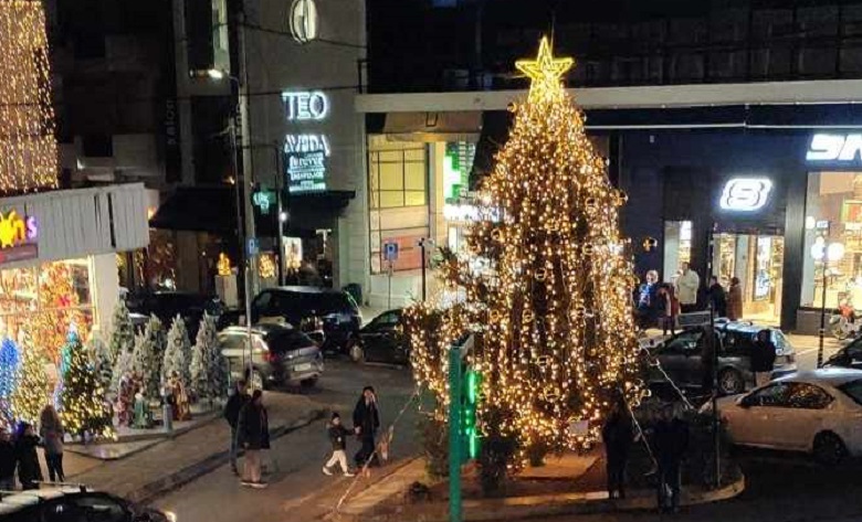 Κηφισιά: Άναμμα του χριστουγεννιάτικου δέντρου στη Νέα Ερυθραία