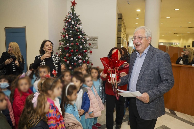 Μαρούσι: Χριστουγεννιάτικα κάλαντα και μελωδίες με τη συνοδεία μουσικών οργάνων αντήχησαν στο Δημαρχείο