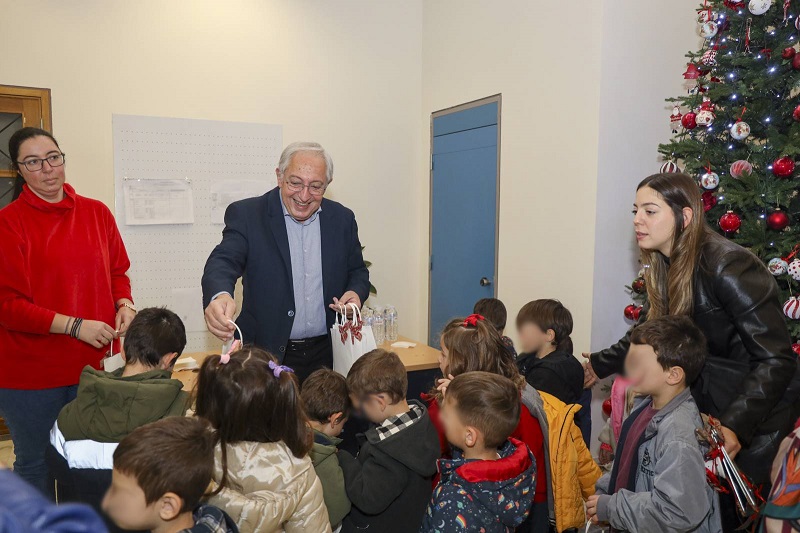 Μαρούσι:  Εορταστικές μελωδίες, παραδοσιακά κάλαντα και ευχές για τα Χριστούγεννα στον Δήμαρχο από τους μαθητές των Σχολείων της Πόλης