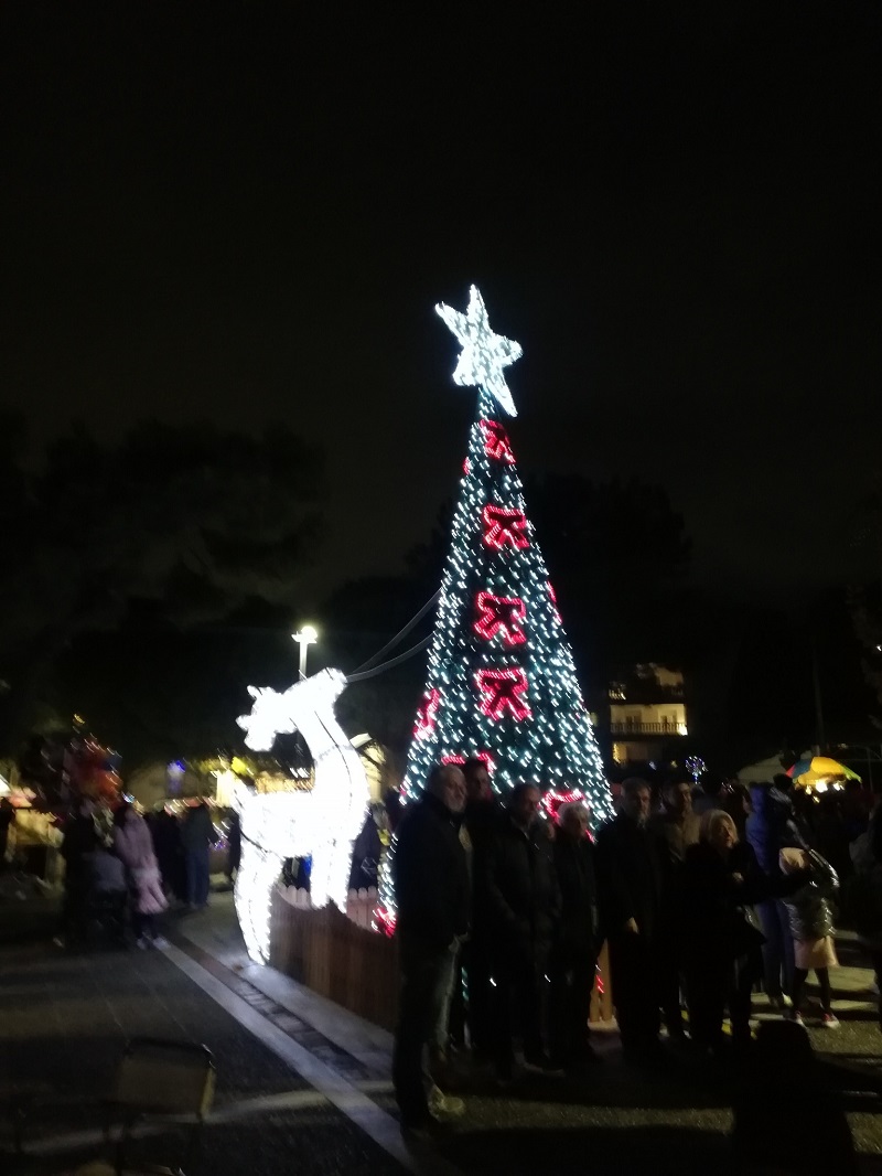 Πεντέλη: Άναμμα του Χριστουγεννιάτικου Δένδρου του Δήμου στην Πλατεία Αγίου Γεωργίου Μελίσσια