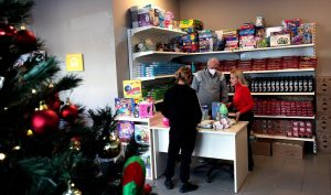 Χαλάνδρι: Το Κοινωνικό Παντοπωλείο έστρωσε χριστουγεννιάτικο τραπέζι για εκατοντάδες οικογένειες