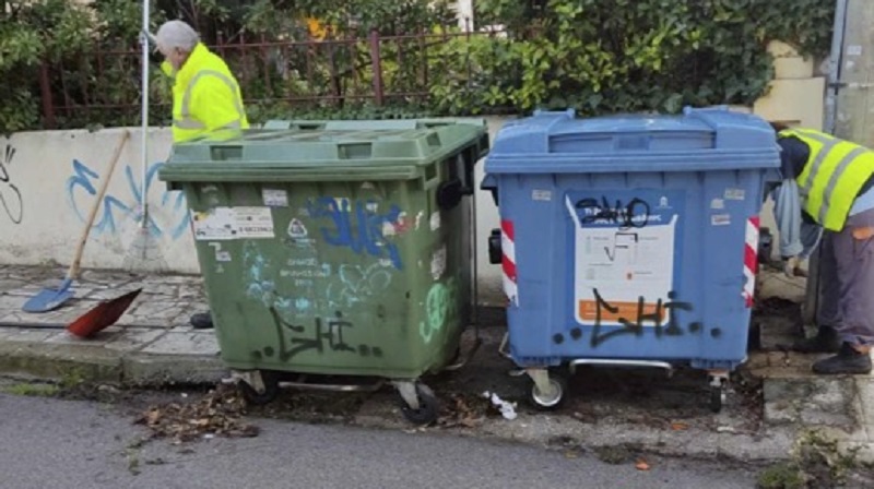 Βριλήσσια: Καθαρισμός δεκάδων εσοχών κάδων απορριμμάτων στους δρόμους