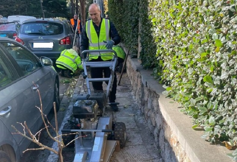 Βριλήσσια: Αφαίρεση κορμών και ριζών από τα πεζοδρόμια