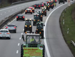 Γερμανία : Σε μεγάλο αναβρασμό οι Γερμανοί αγρότες κλείνουν τους δρόμους - Κανείς πάντως δεν διανοείται να μπει στην ΛΕΑ