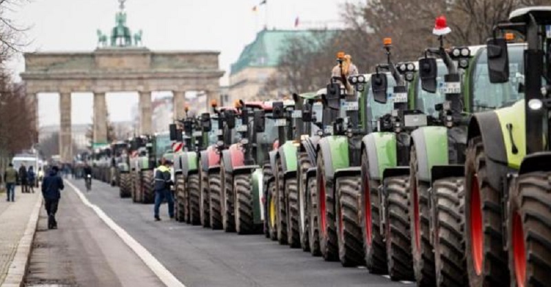 Γερμανία : Σε μεγάλο αναβρασμό οι Γερμανοί αγρότες κλείνουν τους δρόμους - Κανείς πάντως δεν διανοείται να μπει στην ΛΕΑ