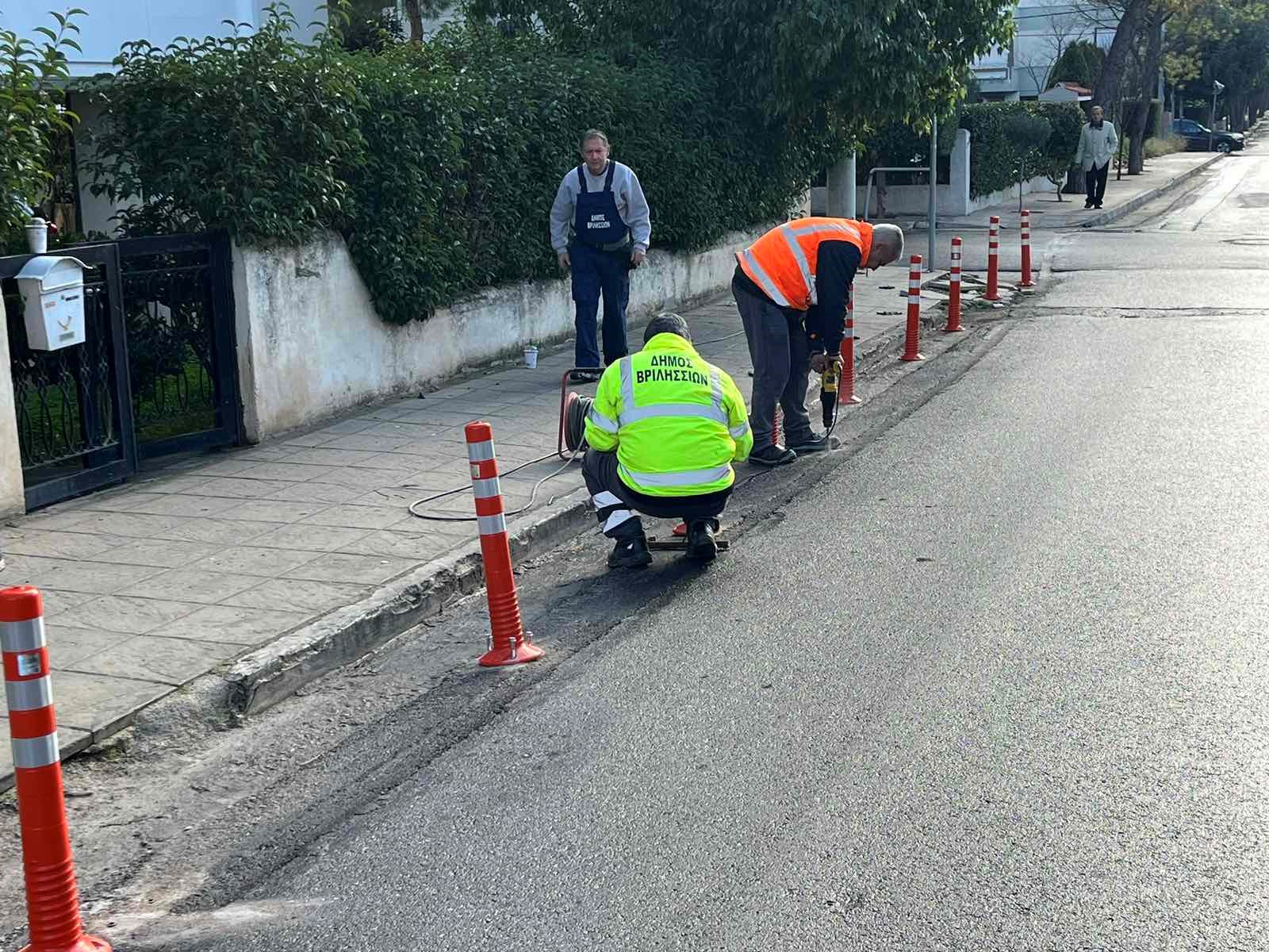 Βριλήσσια: Κολωνάκια για αποτροπή της παράνομης στάθμευσης σε κεντρικά σημεία