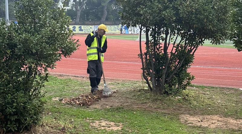 Λυκόβρυση Πεύκη: Δράση κλαδέματος και αφαίρεση ξύλων και ογκωδών αντικειμένων από το Δημοτικό Στάδιο Πεύκης