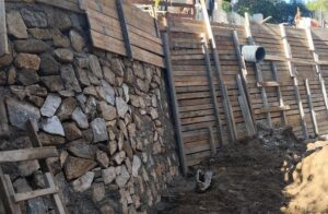 Πεντέλη : Εργασίες αντιστήριξης του πεζόδρομου της Πατρών με «αντιστήριξη των πρανών του ρέματος » από την Περιφέρεια Αττικής