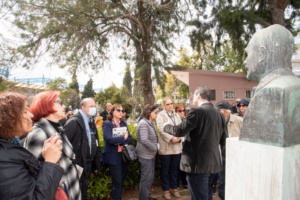 Μαρούσι : Δεκάδες πολίτες ξεναγήθηκαν στις προτομές και στις γλυπτικές συνθέσεις που κοσμούν την πόλη