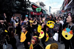 Χαλάνδρι: Με το 1ο Μαθητικό Καρναβάλι, το εντυπωσιακό «τέρας»,  γλέντι και παιχνίδια