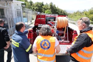 Αγία Παρασκευή: Ένα νέο σύγχρονο πυροσβεστικό όχημα παραδόθηκε από τον ΣΠΑΥ στον Δήμο