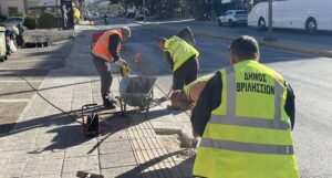 Βριλήσσια: Παρέμβαση της Τεχνικής Υπηρεσίας του Δήμου για αποκατάσταση βαδισιμότητας και αποτροπή της παράνομης στάθμευσης