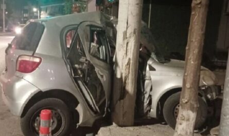 Τα ξημερώματα στην περιοχή του Ιλίου ένα ΙΧ αυτοκίνητο καρφώθηκε σε κολώνα ηλεκτροδότησης