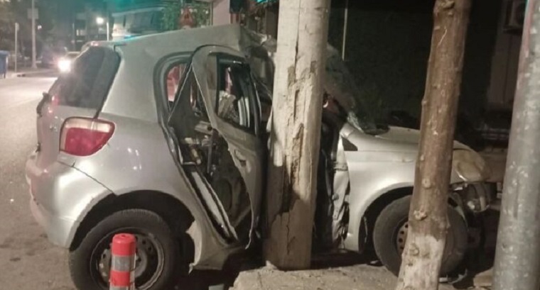 Τα ξημερώματα στην περιοχή του Ιλίου ένα ΙΧ αυτοκίνητο καρφώθηκε σε κολώνα ηλεκτροδότησης