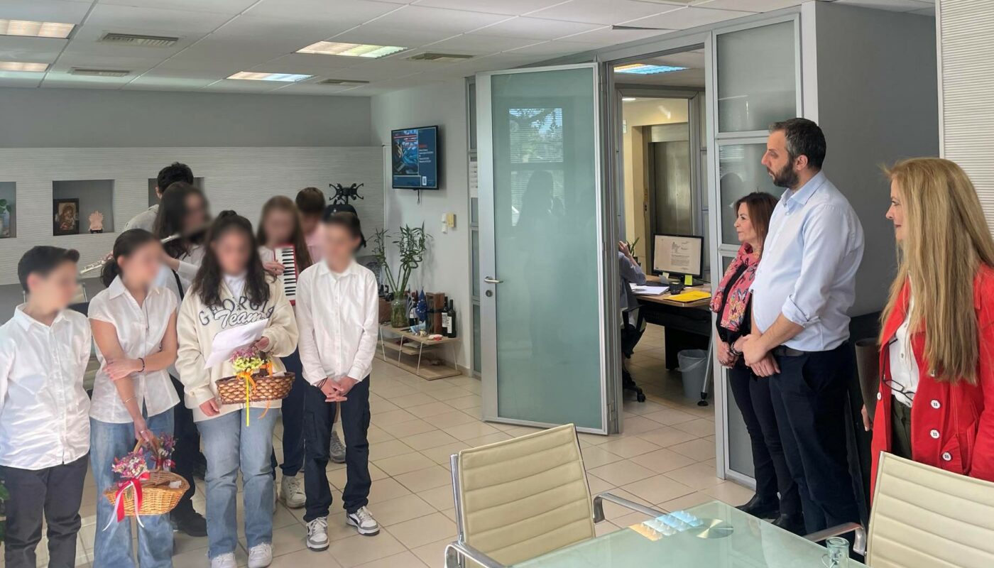 Βριλήσσια: Μαθητές του 3ου Γυμνασίου Βριλησσίων έψαλαν τα κάλαντα του Λαζάρου στον Δήμαρχο