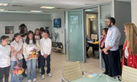Βριλήσσια: Μαθητές του 3ου Γυμνασίου Βριλησσίων έψαλαν τα κάλαντα του Λαζάρου στον Δήμαρχο