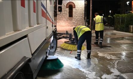 Βριλήσσια: Επιχείρηση καθαρισμού και απολύμανσης στην πλατεία Αναλήψεως