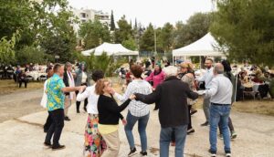 Στην περιφορά του Επιταφίου στον Άγιο Παντελεήμονα Πεύκης ο Δήμαρχος Λυκόβρυσης Πεύκης Μάριος Ψυχάλης Στην περιφορά του Επιταφίου στον Άγιο Παντελεήμονα Πεύκης ο Δήμαρχος Λυκόβρυσης Πεύκης Μάριος Ψυχάλης