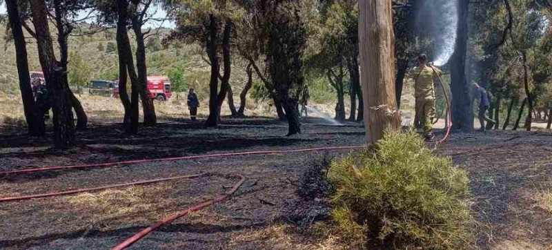 Πεντέλη: Φωτιά από έκρηξη σε κολώνα της ΔΕΗ σήμερα το πρωί στην Νταού Πεντέλης