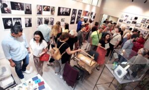 Χαλάνδρι: Πλήθος κόσμου στα εγκαίνια της έκθεσης «˜Αναζητήσεις -˙» των Καλλιτεχνικών Εργαστηρίων του Δήμου