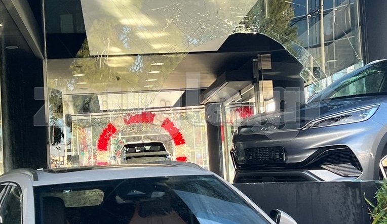 Στην Λ. Κηφισίας 17χρονος με την μητέρα του μέσα σε ηλεκτρικό αυτοκίνητο «κατέβασαν» την τζαμαρία σε έκθεση αυτοκίνητου