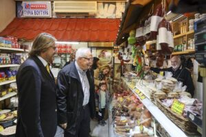 Μαρούσι: Επίσκεψη του Δημάρχου Αμαρουσίου στο Εμπορικό Κέντρο της πόλης την Παραμονή της Πρωτοχρονιάς
