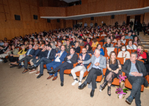 Λυκόβρυση Πεύκη: Κατάμεστο το Δημοτικό Θέατρο Πεύκης για τον Ρουμελιώτικο Γάμο – Μια γιορτή πολιτισμού και παράδοσης