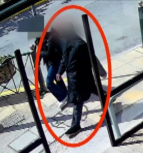 Μαρούσι: Καταγγελίες για έναν άνδρα γύρω στα 40 χρονών που κυκλοφορεί στην κεντρική πλατεία και παρενοχλεί ανήλικες κοπέλες