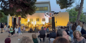 Τη βραδιά άνοιξε η Φιλαρμονική Ορχήστρα του Δήμου Βριλησσίων υπό τις οδηγίες του αρχιμουσικού Νίκου Βασιάδη