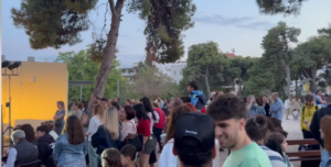Τη βραδιά άνοιξε η Φιλαρμονική Ορχήστρα του Δήμου Βριλησσίων υπό τις οδηγίες του αρχιμουσικού Νίκου Βασιάδη